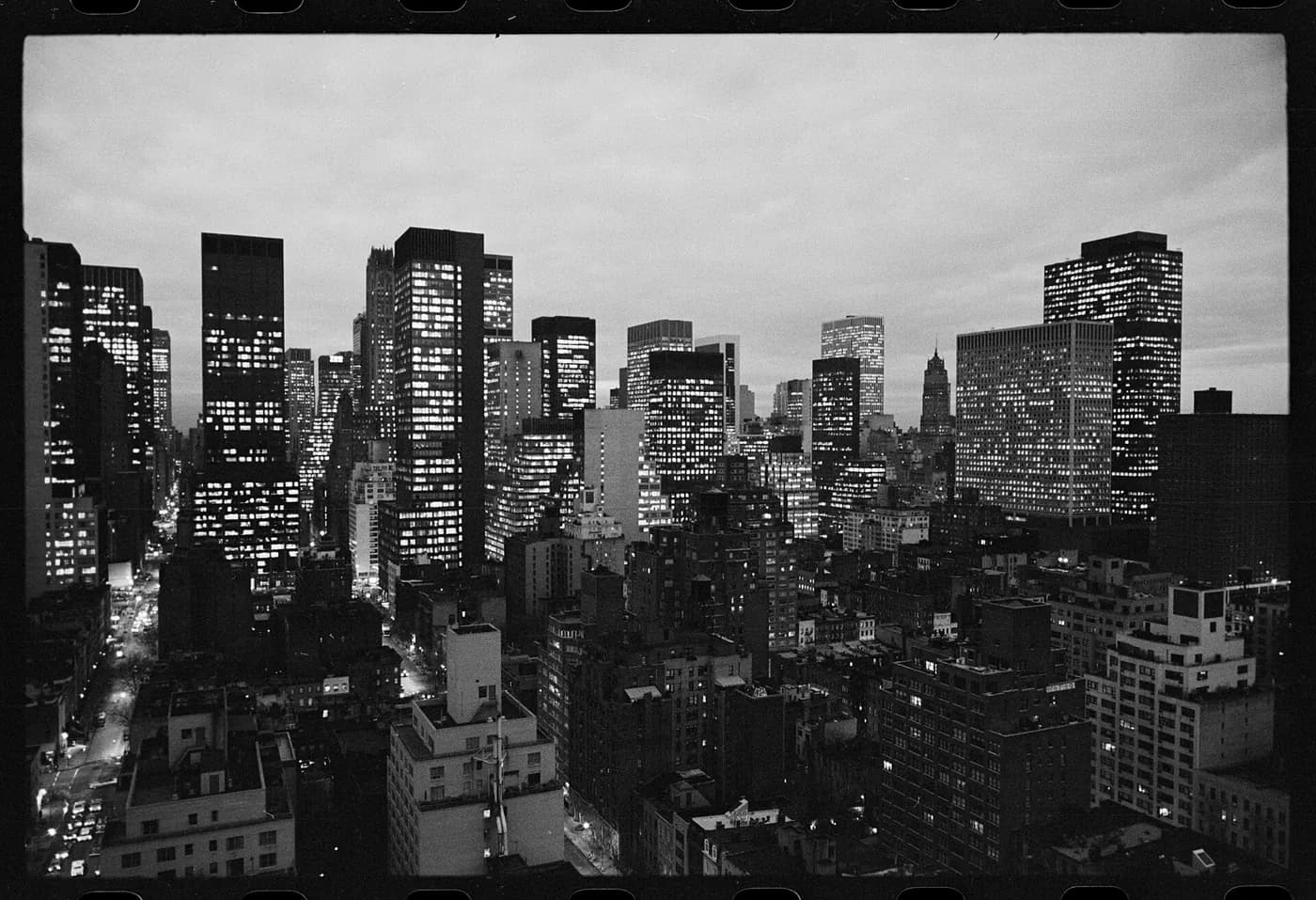 Rascacielos de Manhattan al anochecer